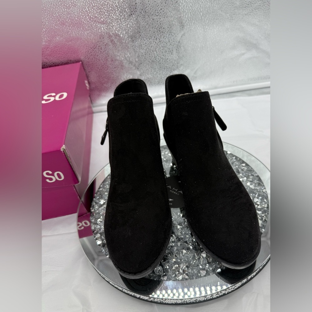 SO Angelfish Memory Foam Side Zip Low Heeled Bootie size 7.5